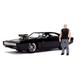 Jada Toys Fast & Furious Dom's 1970 Dodge Charger Street, Auto, Tuning-Modell im Maßstab 1:24, zu öffnende Türen, Kofferraum & abnehmbare Motorhaube, Freilauf, inkl. Dominic Toretto Figur, schwarz