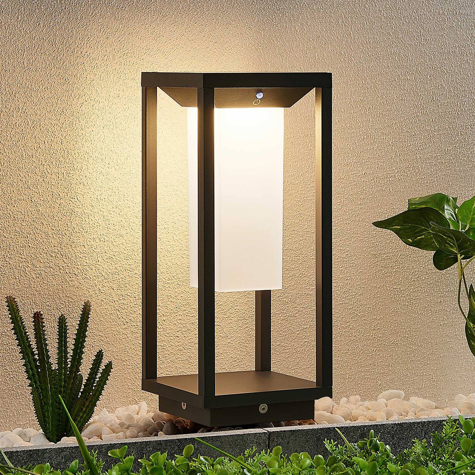 Lucande LED-Solarsockelleuchte Eliel, 34 cm, anthrazit, IP54 Eliel, schwarz, Aluminium, Modern, Solarleuchten