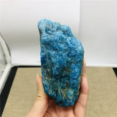 Pierre minérale brute apatite bleue naturelle