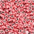 Perles acryliques roses mélangées avec lettres de l'alphabet perles d'espacement en forme de cœur