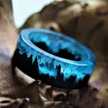 Bague en Résine Bleue de Montagnes en Bois à l'Intérieur du Monde Magique dans un Petit Paysage