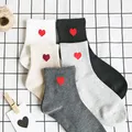 Chaussettes Harajuku en coton pour femmes mignonnes imprimées de cœur d'amour blanches et noires