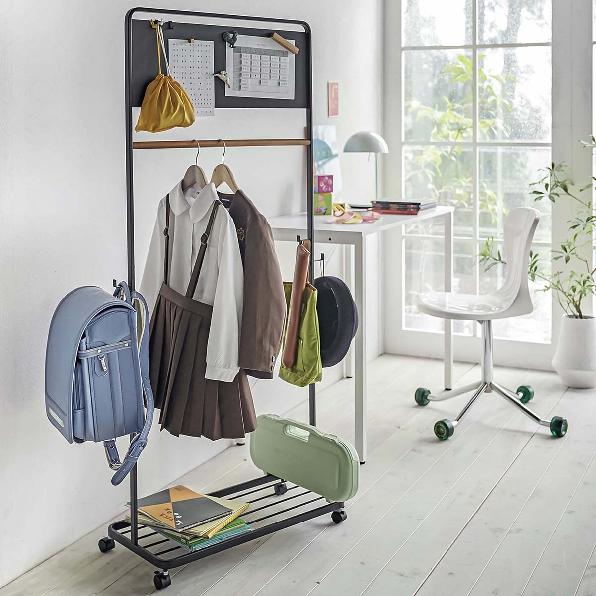 Yamazaki Home Garderobenständer Kleiderständer auf Rollen für Kinderzimmer 135cm schwarz Image