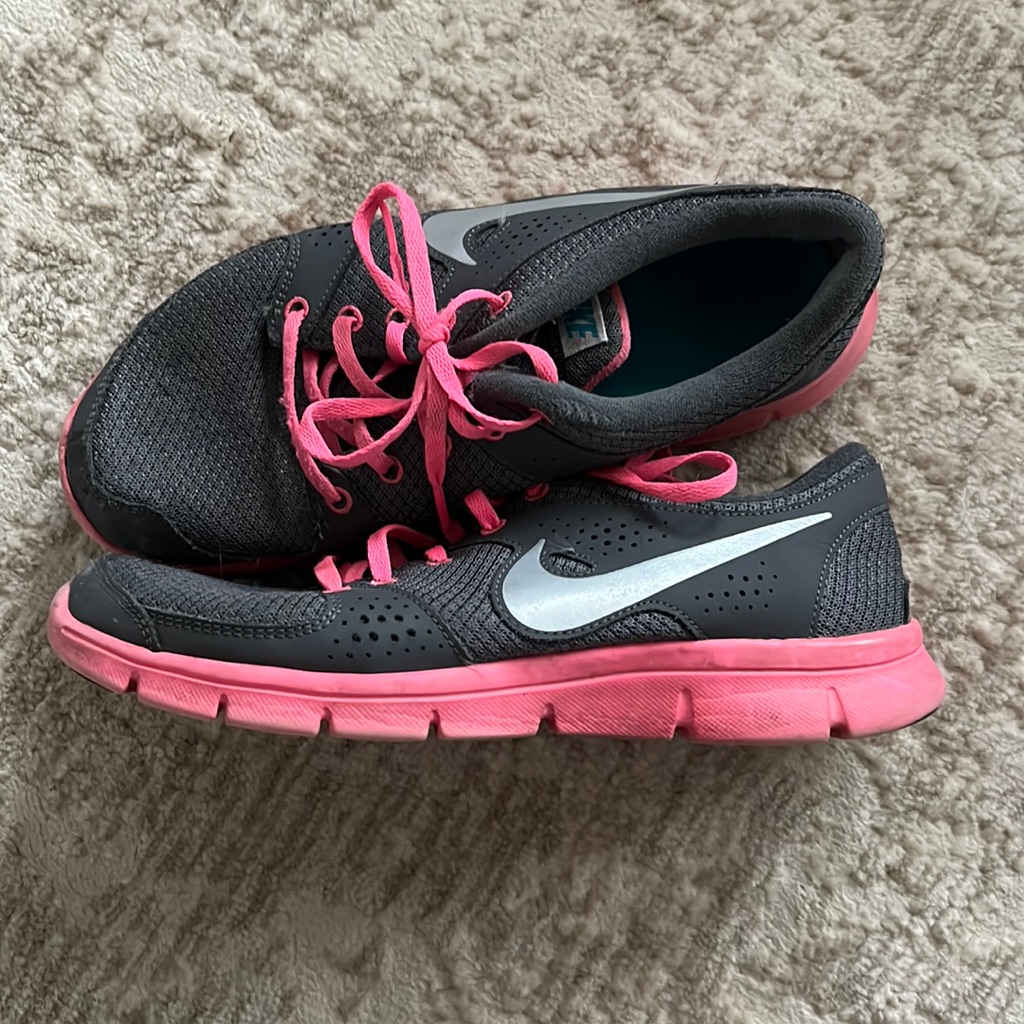 Nike Shoes | 8.5 Nike Tennis Shoes | Color: Gray/Pink | Size: 8.5