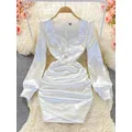 Robes en satin à manches longues pour femmes mini robe courte plissée col carré hanche blanche