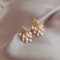 Boucles d'oreilles en perles baroques simulées faites à la main pour femmes clou de raisin élégant