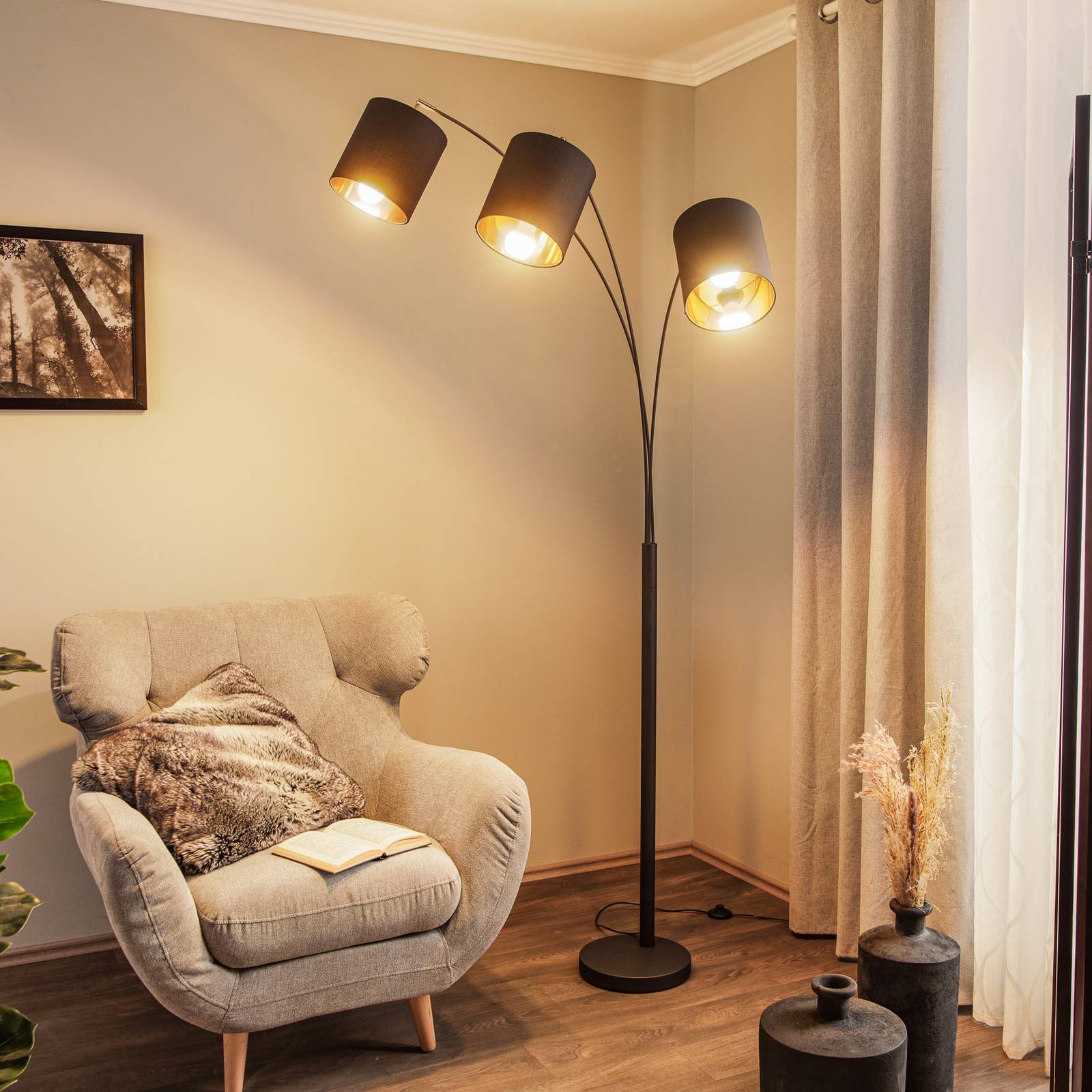 Lindby Stehleuchte Nanika, schwarz/gold, 202 cm, E27, 3-flg. Nanika, schwarz, für Wohn- / Esszimmer, Metall, Modern, Stehlampe Image