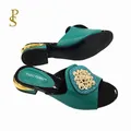 Chaussures de style africain pour femmes pantoufles à bords métalliques et strass sandales à