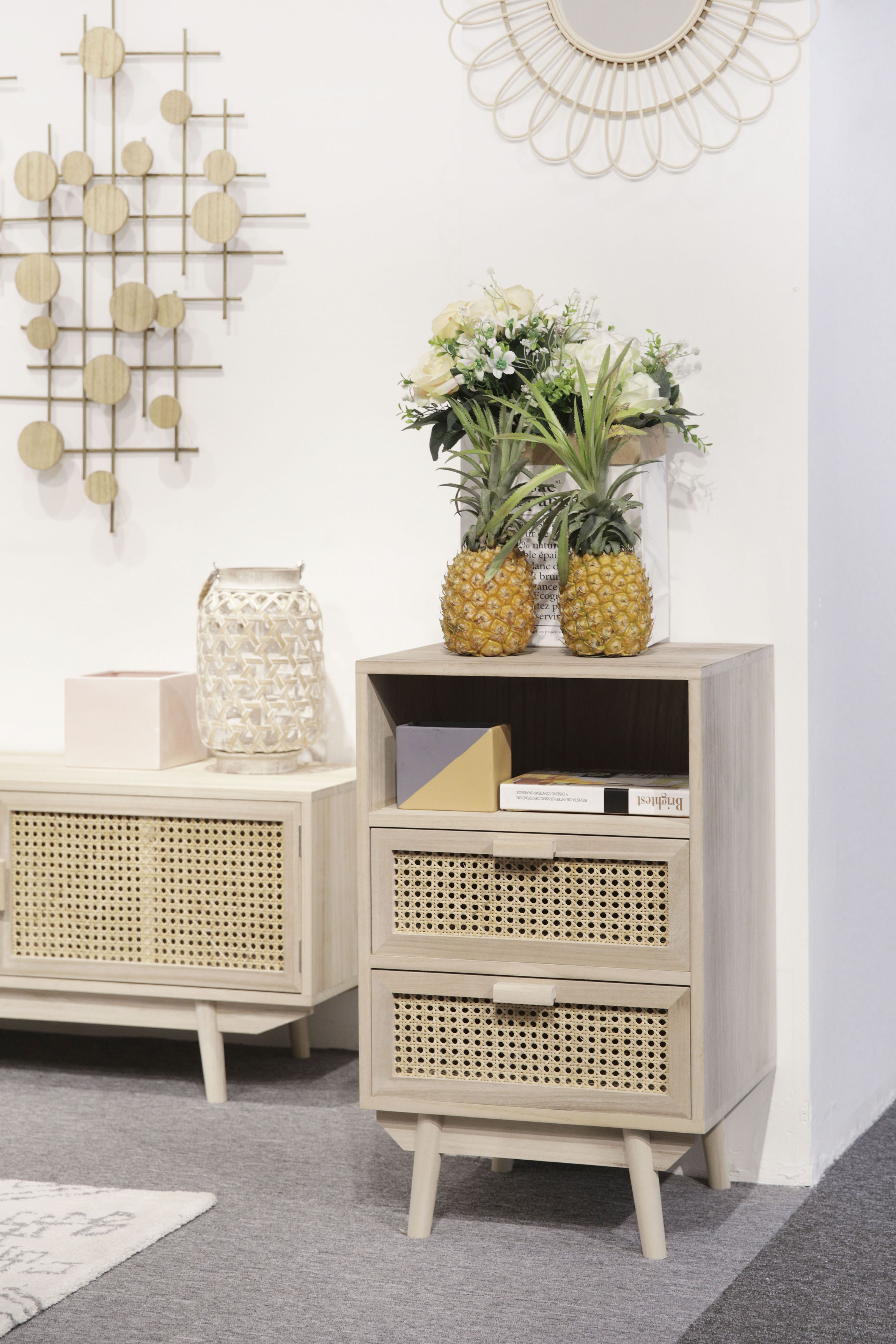 Kommode SALESFEVER "Vejle Design-Sideboard für Stauraum", beige (natur), B:42cm H:68cm T:36cm, Furnier, Geflecht Rattan, MDF, Sideboards, Schubladenkommode, Charmante Schubladenfronten aus stilvollem Rattangeflecht