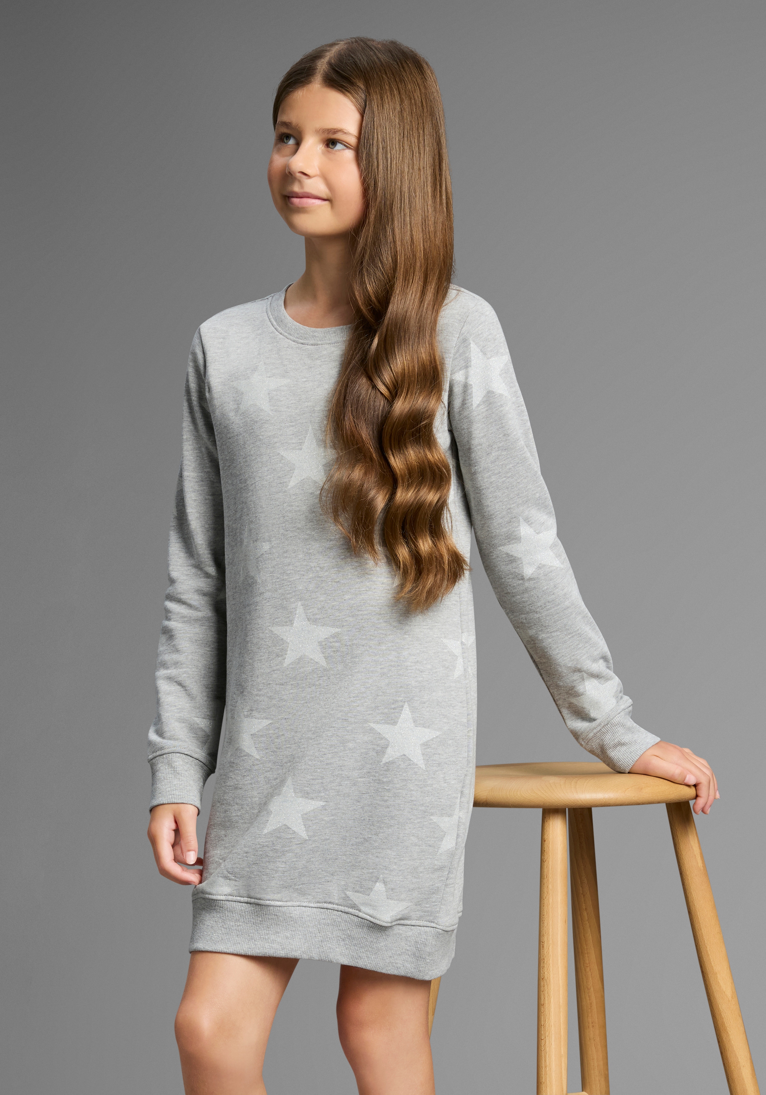 Sweatkleid KIDSWORLD "Sterne-Allover Kleid", Mädchen, Gr. 140/146, N-Gr, grau (grau, meliert), angeraute Sweatware, Obermaterial: 90% Baumwolle, 10% Viskose, Glitzermuster, bedruckt, tailliert Mitte Oberschenkel, Rundhals, Bündchen, Kleider, für den... Image