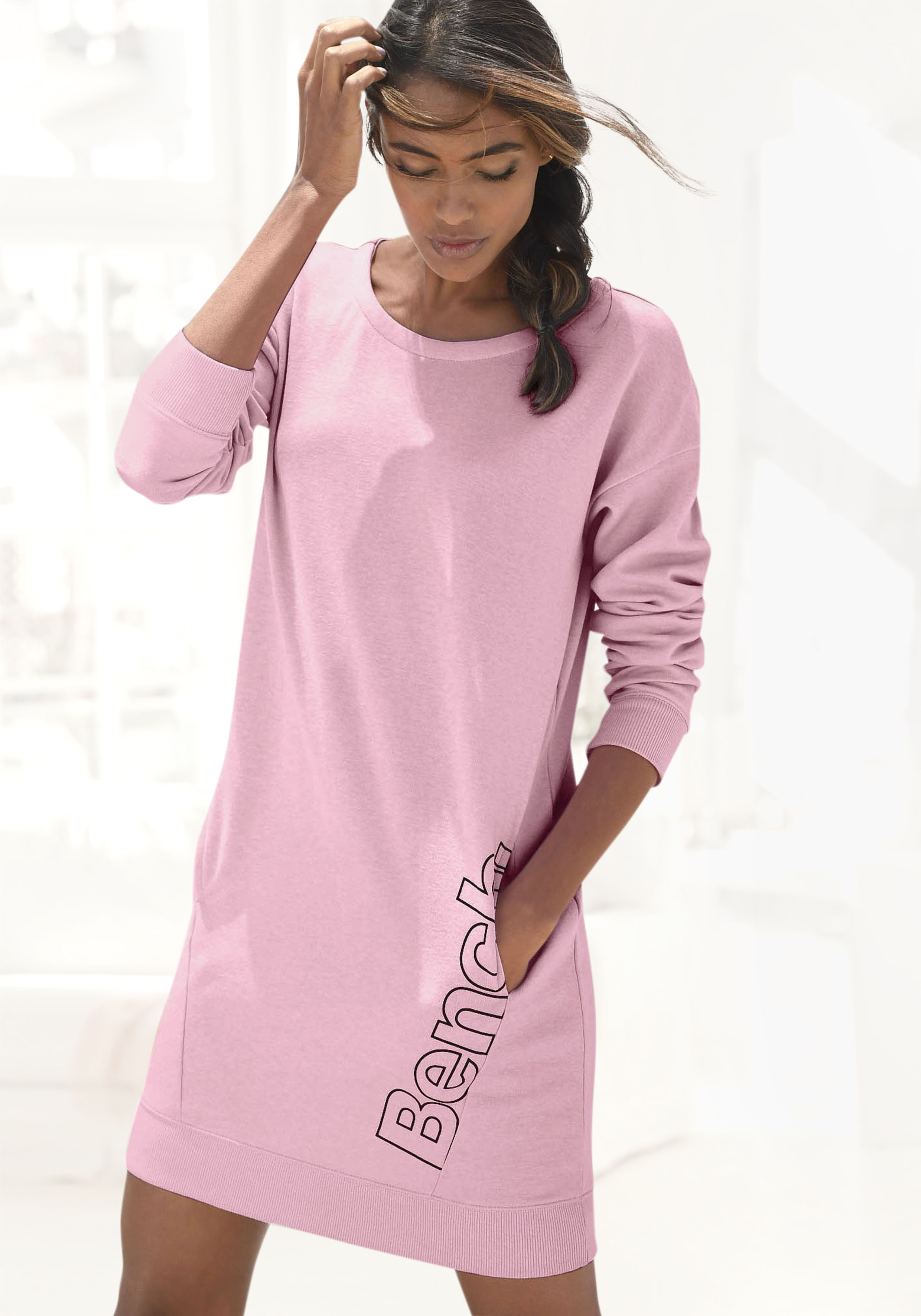 Sweatkleid BENCH. LOUNGEWEAR, Damen, Gr. 32/34, N-Gr, rosa (rosa, schwarz), Interlock, Obermaterial: 60% Baumwolle, 40% Polyester, unifarben, Basic, bequem kurz, Rundhals, Rippbündchen, Kleider Sweatkleid, mit seitlichem Logoprint, Loungewear