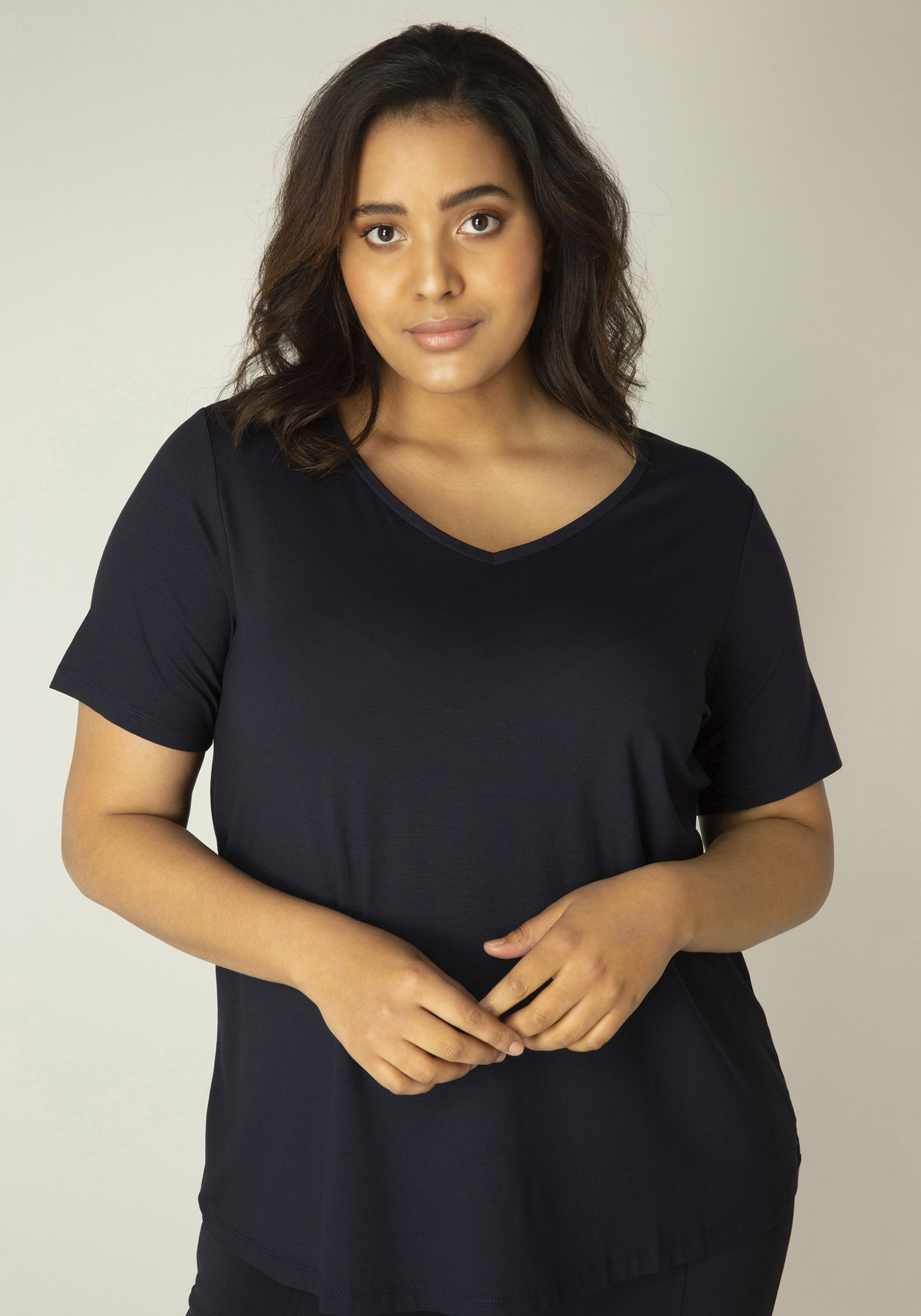 T-Shirt BASE LEVEL CURVY "Alba", Damen, Gr. 46, blau (navy dunkelblau), Single Jersey, Obermaterial: 94% Viskose, 6% Elasthan, unifarben, figurumspielend hüftlang, V-Ausschnitt, abgesteppt, Shirts T-Shirt, mit V-Ausschnitt