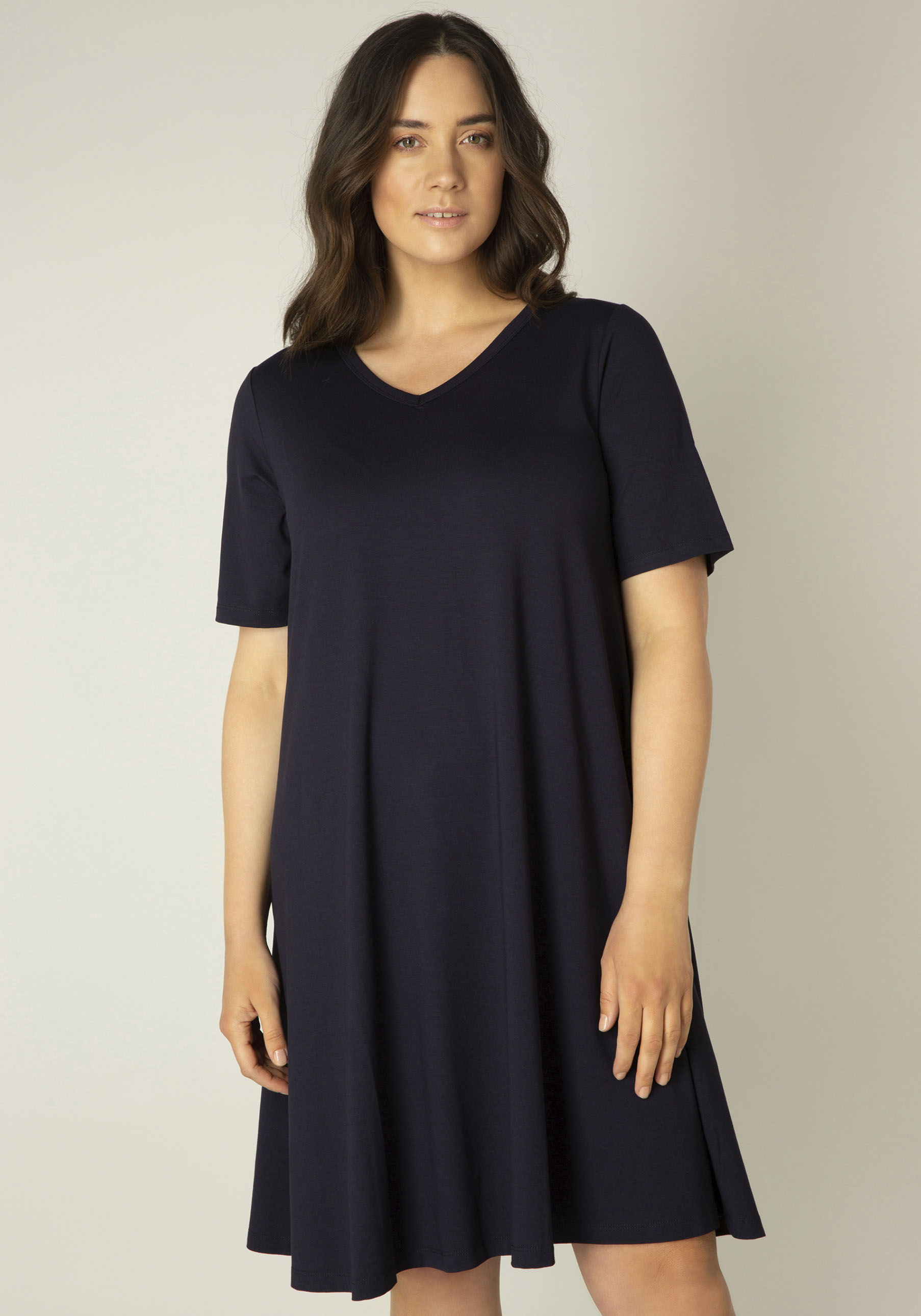 Shirtkleid BASE LEVEL CURVY "Abernathy", Damen, Gr. 48, N-Gr, blau (navy dunkelblau), Jersey, Obermaterial: 94% Viskose, 6% Elasthan, unifarben, Basic, figurumspielend, V-Ausschnitt, abnehmbar, Kleider Shirtkleid, Sommerkleid In leicht ausgestellter...
