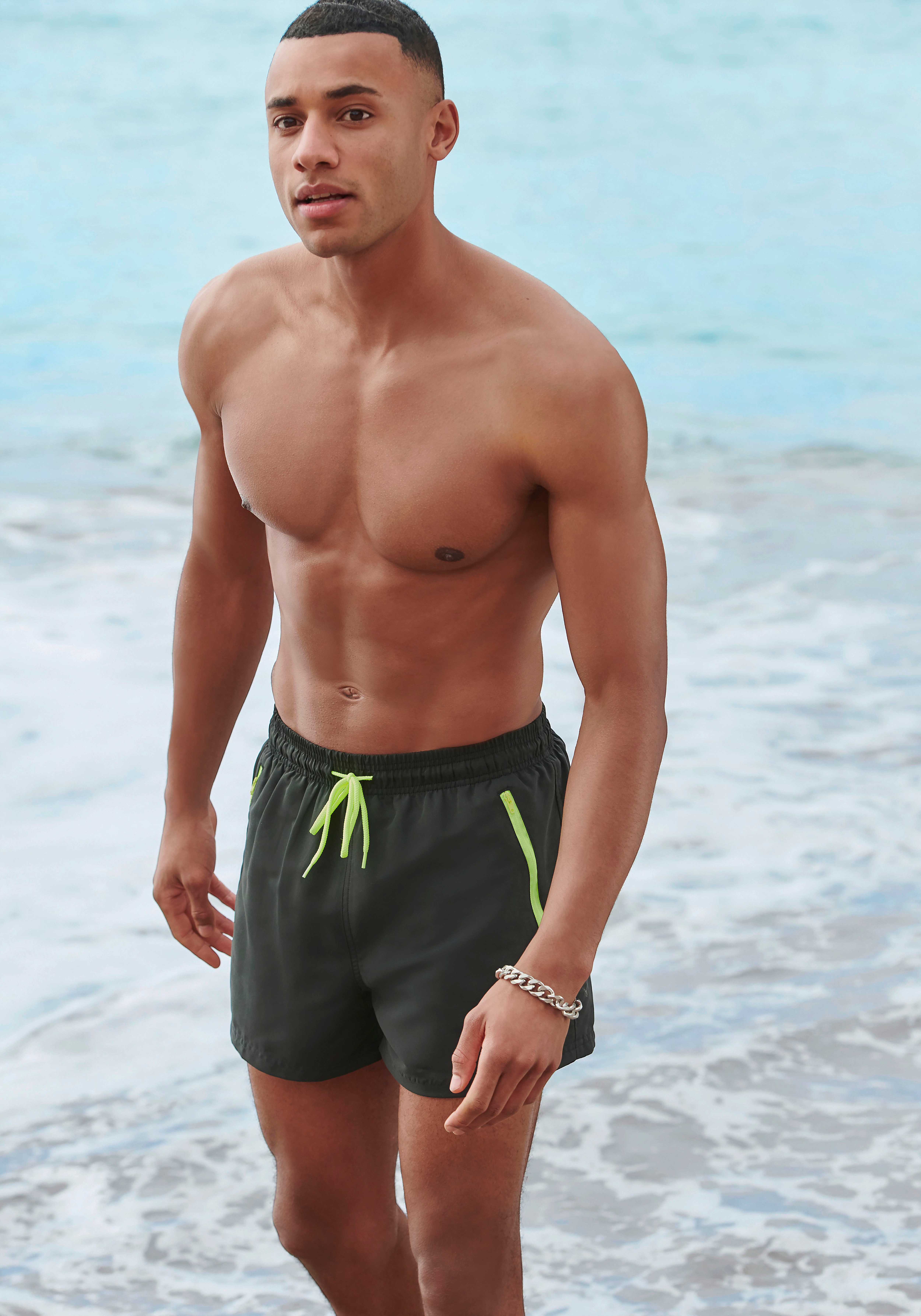 Badeshorts BENCH., Herren, Gr. M50, N-Gr, schwarz (schwarz, gelb), Microfaser, Polyester, kontrastfarbene Details, unifarben, Badehosen, mit Reißverschlusstaschen Image