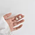 Boucles d'oreilles en perles de fleurs blanches pour femmes simples petites boucles d'oreilles