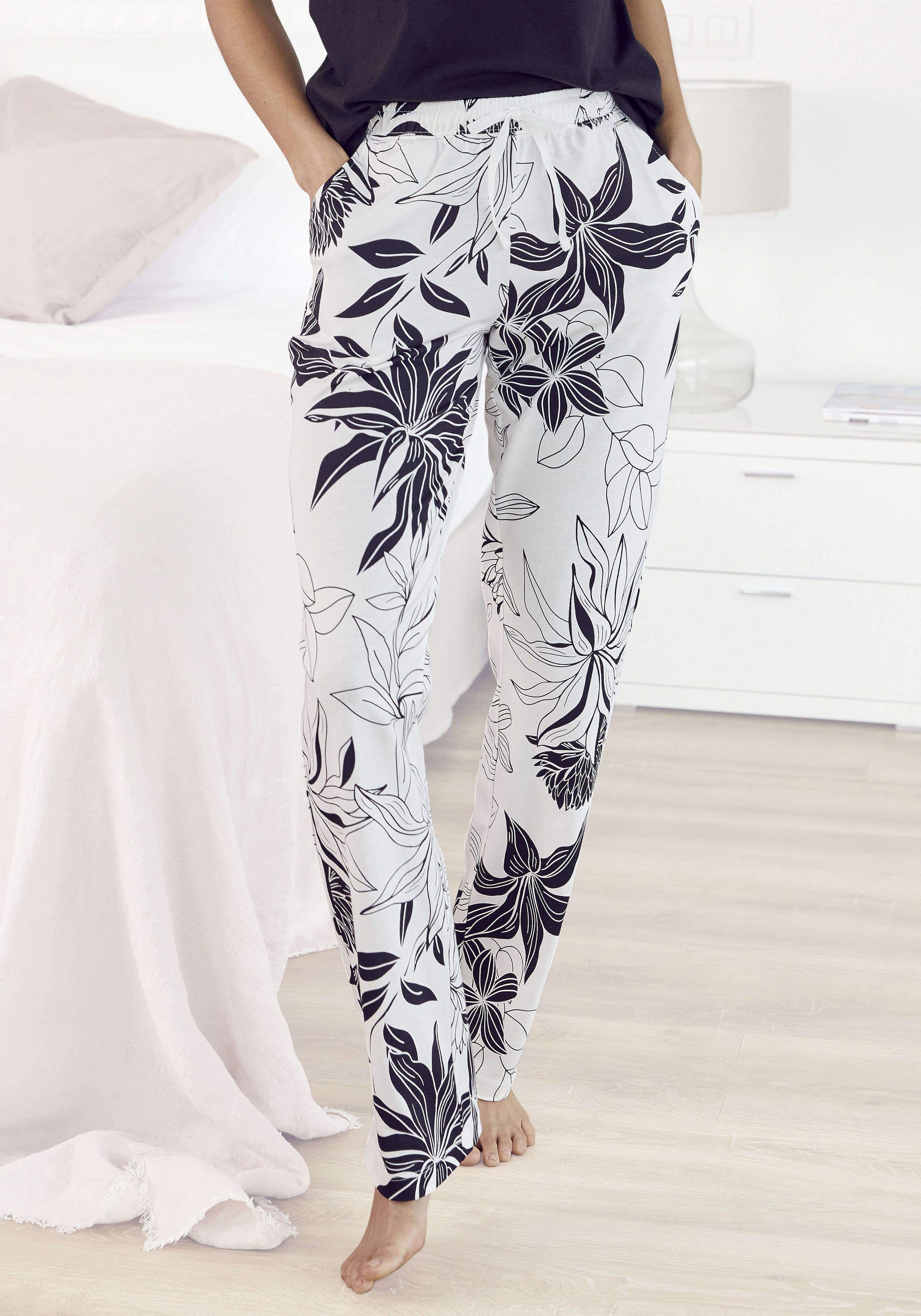 Schlafhose LASCANA, Damen, Gr. 40/42, N-Gr, beige (ecru, allover, geblümt), Single Jersey, Obermaterial: 50% Baumwolle, 50% Viskose, geblümt, Feminin, bequem knöchellang, Hosen, mit floralem Druck Image