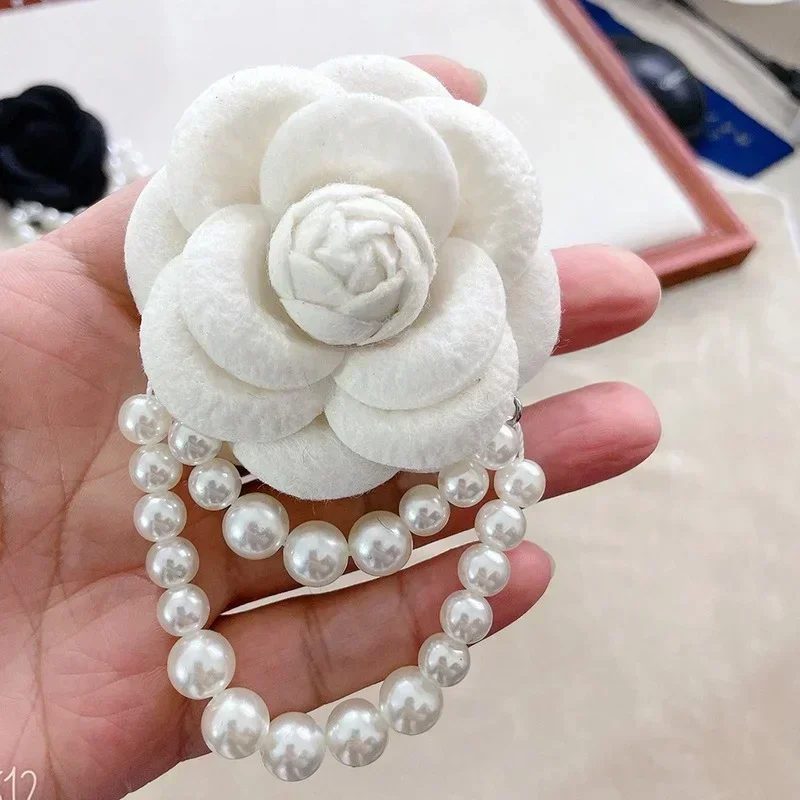 Broche fleur de camélia en tissu coréen, broches de Corsage à pampilles en perles, bijoux à la mode pour femmes, accessoires de col de chemise