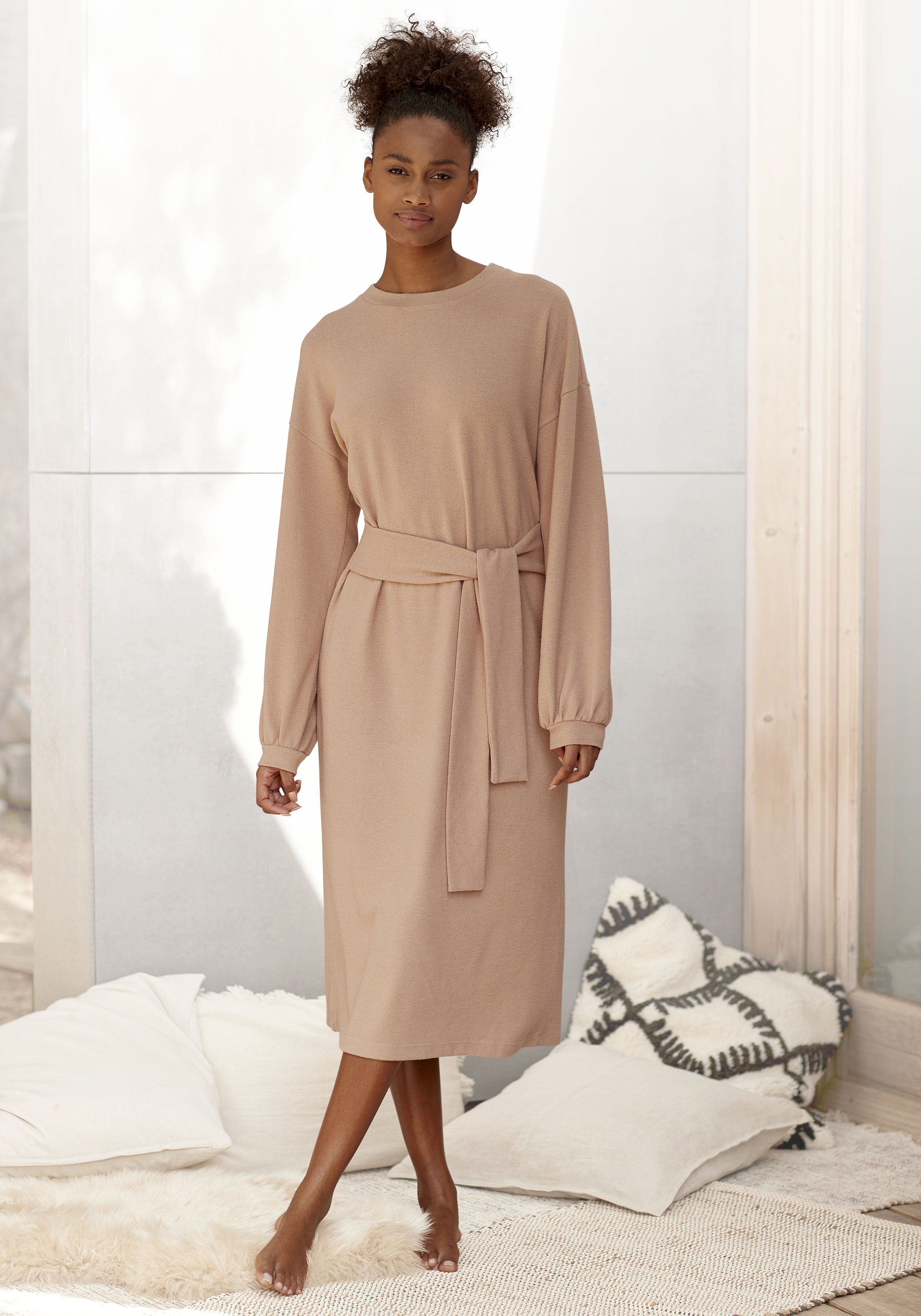 Strickkleid LASCANA, Damen, Gr. 36/38, N-Gr, grau (taupe), Strick, Obermaterial: 68% Polyester, 30% Viskose, 2% Elasthan, unifarben, bequem kurz, Rundhals, Kleider, Loungekleid mit Taillengürtel, Loungewear Image