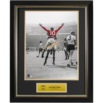 Sir Geoff Hurst, offizielles Gold der FIFA-Weltmeisterschaft, signiert von England, Foto: Hattrick-Held – gerahmt Image