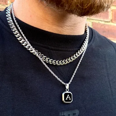 Collier carré élégant avec initiales pour hommes pendentif géométrique en acier inoxydable avec
