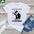T-shirt graphique chat mignon pour femme What Day Is Today Who Cares I'm Retired Funny Cat