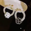 Bracelet de luxe en perles camélia noires et blanches pour femmes bandeau à double usage anneau de