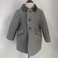 Manteau matelassé à motif à chevrons en laine grise pour enfants vêtements de boutique pour