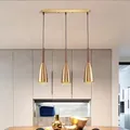 Plafonnier au design nordique minimaliste composé de 3 lampes design moderne idéal pour une table