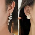 Boucles d'oreilles en forme de fleur pour femmes élégantes en perles uniques en grappes de