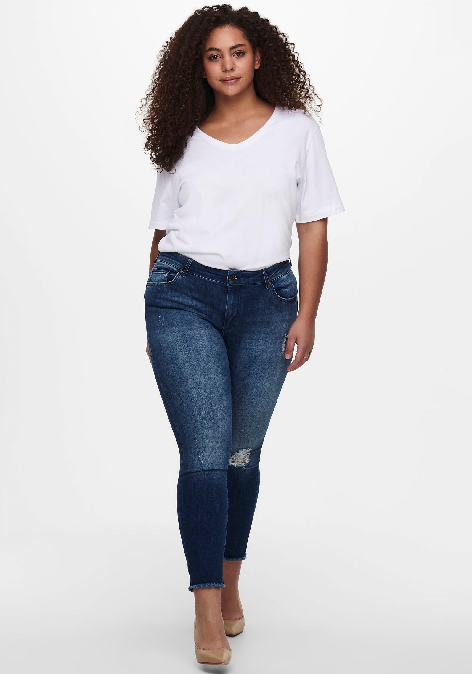 Skinny-fit-Jeans ONLY CARMAKOMA "CARWILLY REG SKINNY ANK JEANS", Damen, Gr. 52, Länge 32, blau (blau, used), Jeans, Obermaterial: 94% Baumwolle, 4% Polyester, 2% Elasthan, Destroyed-Effekte, knöchelfrei, Jeans, mit Fransensaum, Topseller