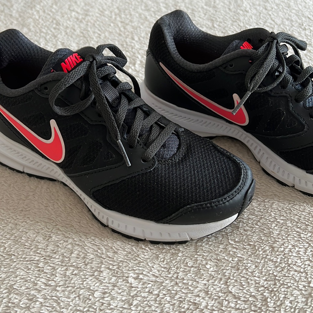 Nike Shoes | Euc Women's Nike Athletic Shoes Size 5.5 | Color: Black/Pink | Size: 5.5