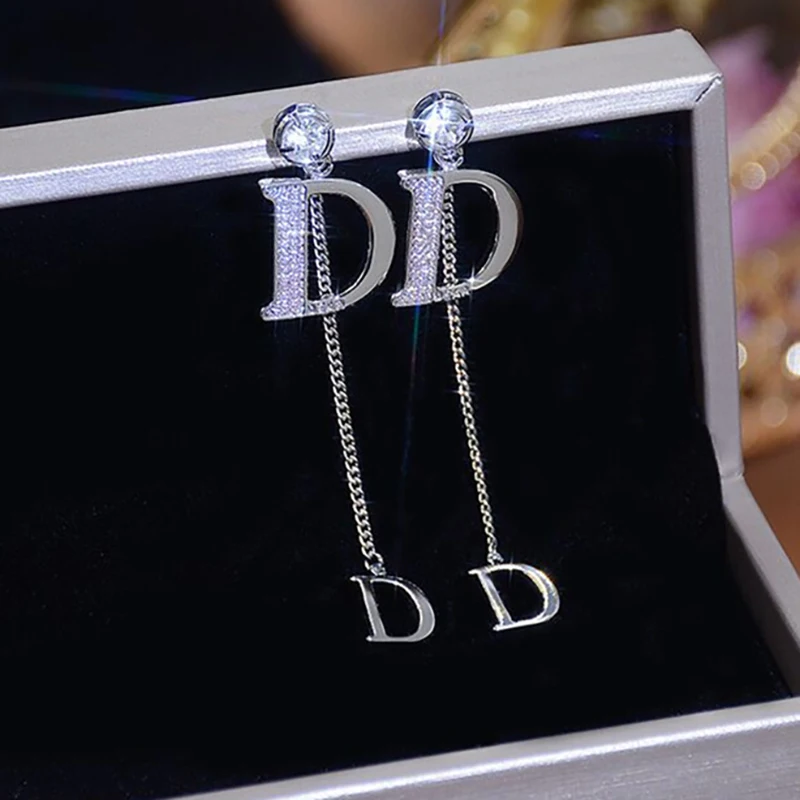 Koreanische Silber Farbe Quaste Shiny D Brief Tropfen Ohrringe Für Frauen Sexy Party Königin Ohrringe Mode Trendsetter Dame Ohrringe