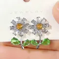 Huitan Frauen Daisy Stud Ohrringe mit Green Leaf Gelb Blume Phantasie Ohr Zubehör für Party Luxus CZ