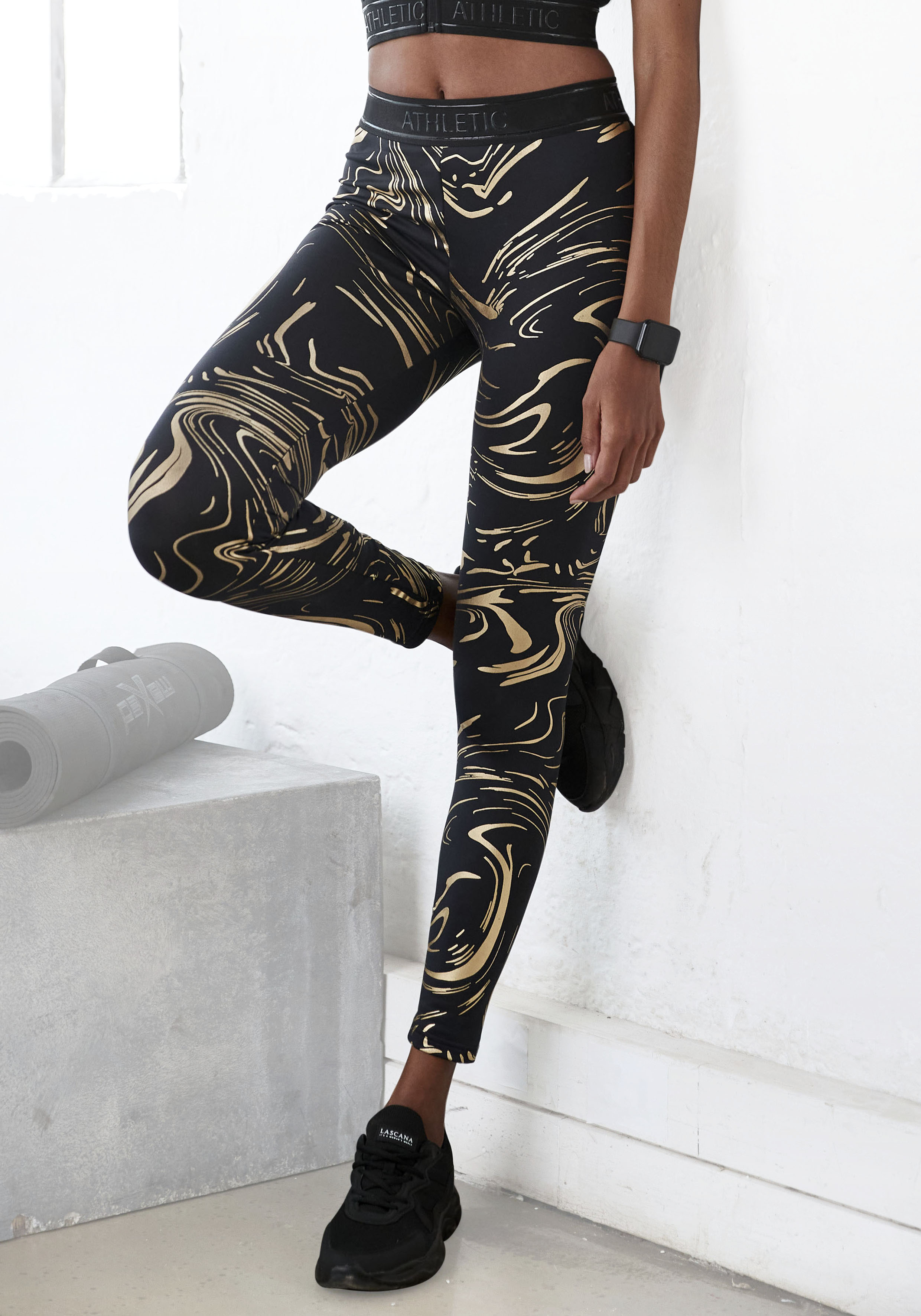 Funktionsleggings LASCANA ACTIVE, Damen, Gr. XS (32/34), N-Gr, schwarz (schwarz, gold), Obermaterial: 85% Polyester, 15% Elasthan, bedruckt, gemustert, glänzend, figurbetont knöchellang, Hosen, Sportleggings mit glänzendem Print und 3D Schriftzug Image