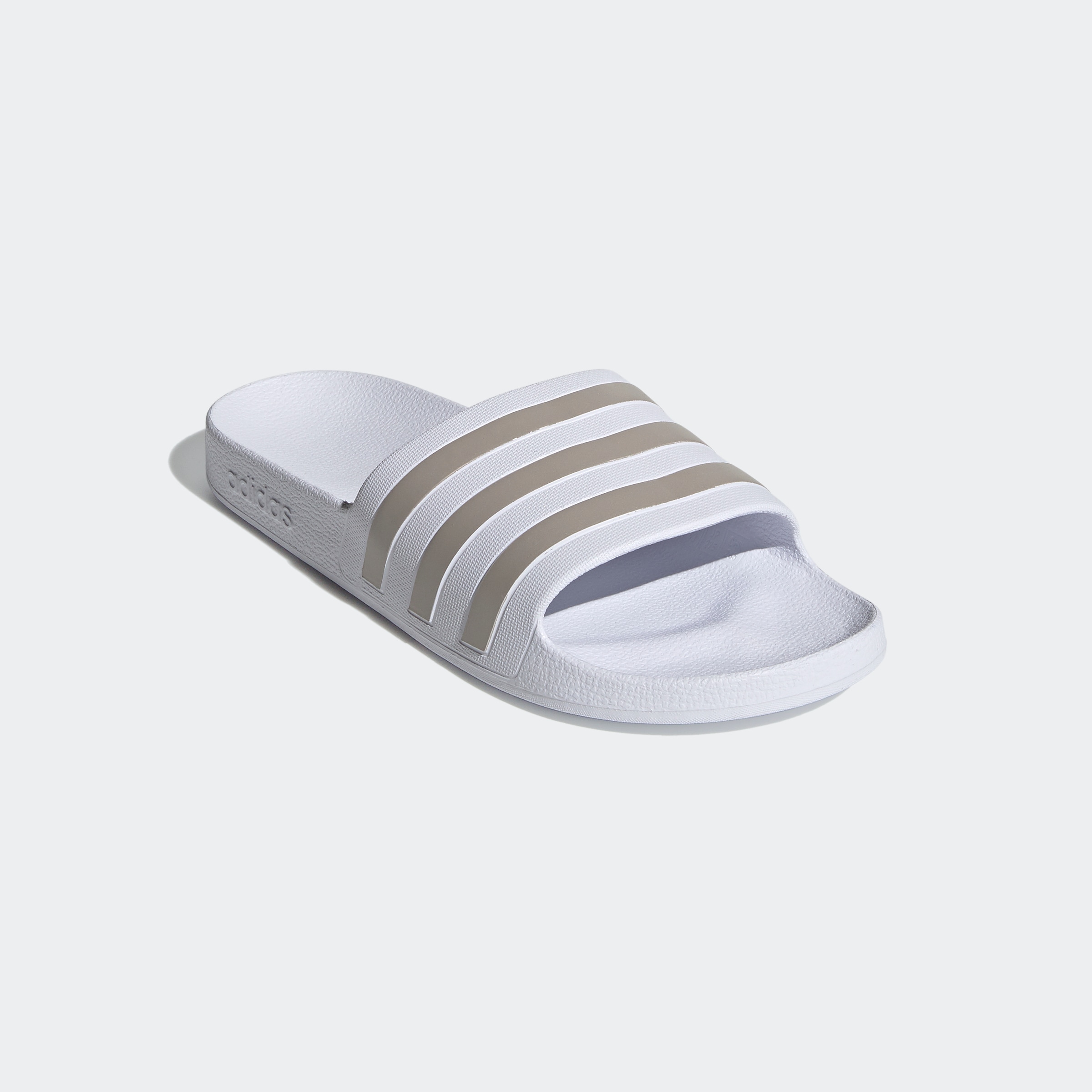 Badesandale ADIDAS SPORTSWEAR "AQUA ADILETTE", Gr. 42, weiß (cloud weiß, platin metallic, cloud weiß), Synthetik, Sportlich, Schuhe