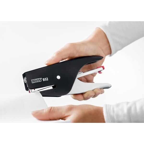 NOVUS Heftzange B32 15 Blatt schwarz Image