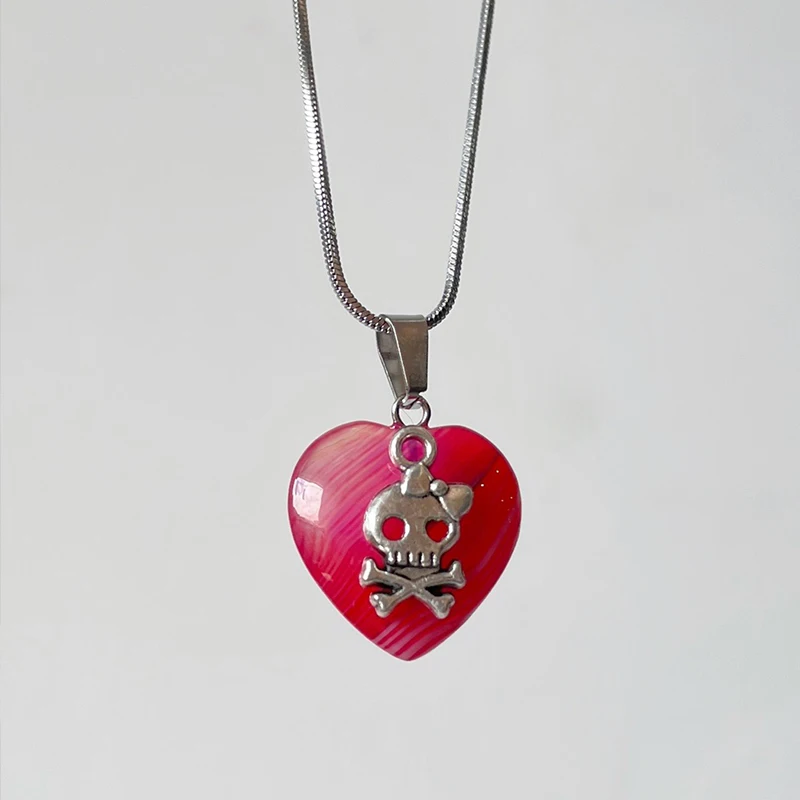 Collana con ciondolo teschio a forma di cuore in pietra naturale con ciondolo punk Collana girocollo alla moda coreana Gioielli gotici Collana cool per accessori da donna