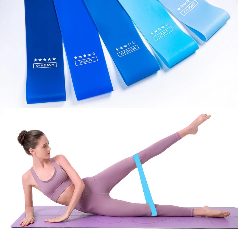 Un set di fasce elastiche di resistenza per yoga, attrezzature per allenamento indoor, fitness, gomma da masticare, esercizio di resistenza, esercizio, gomma