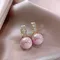 Huitan Orecchini di perle finte rotonde bianche/rosa per le donne Temperamento color oro Accessorio da donna Gioielli alla moda per la festa nuziale