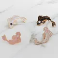 Koi pin Fish pin nero/bianco/rosa 4 colori spille spille distintivi zaino borsa cappelli accessori