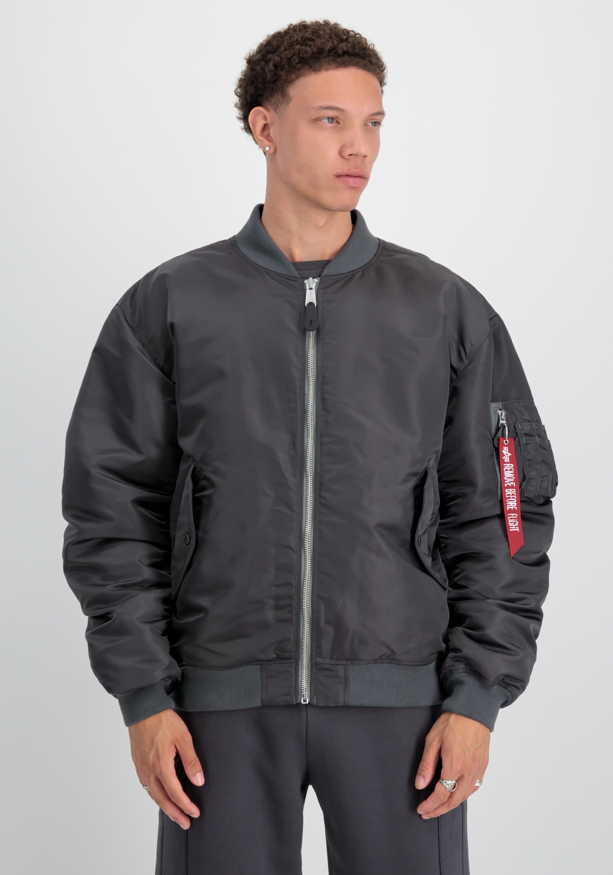 Bomberjacke ALPHA INDUSTRIES "MA-1 CS", Herren, Gr. XL, grau (vintage grau), Obermaterial: 100% Nylon; Futter: 100% Nylon; Füllung: 100% Polyester, Jacken Bomberjacke