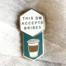 Diese DM Akzeptiert Bribes Emaille Pin Lecker Kaffee Mode Revers Pins Dungeon Master Brosche DND