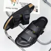 2023 neue Herren-Leder-Clogs, Hausschuhe, hochwertiger weicher Kork, zwei Schnallen, Slides, Schuhe für Männer und Frauen, Unisex, große Größen 35–45