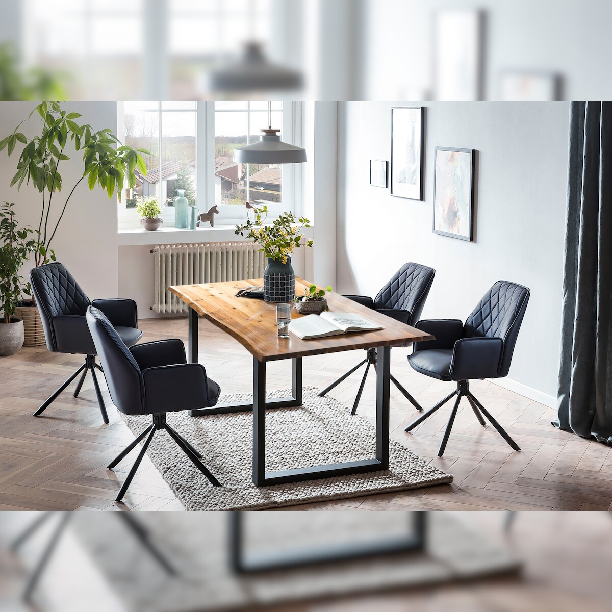 SalesFever Esstischgruppe 5-tlg., 160x85cm, Platte Akazie 26mm cognac, Metallgestell schwarz, 4 Armlehnstühle 360° drehbar, d.blau–schwarz Image