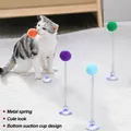 Zufällige Farbe Katze Feder Frühling Ball Spielzeug mit Saugnapf interaktive Katze Teaser Zauberstab