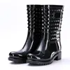 Frauen Stiefel Frühling Sommer Rain Mid-Kalb Frau Schuhe Große Größe Nicht-slip Wasserdichte Weibliche Schuhe Niet PVC regen Stiefel Neue