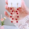 Boucles d'oreilles pendantes de fleurs roses rouges pour femmes biscuits brillants vintage longue