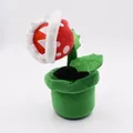 Kleine Mario umgebende Plüsch puppe Mann essen Topf essen Topfpflanze Mund Blume lustige Puppe