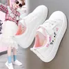 2023 Kinder kleine weiße Schuhe Mädchen Student Flat Bottom Casual Sportschuhe Low Top Spring koreanische Teller Schuhe