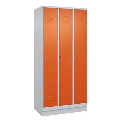 C+P Spind Classic PLUS, Sockel, 3 Abteile, HxBxT 195x90x50cm, Zylinderschloss, Hellgrau/Reinorange von PROREGAL Image